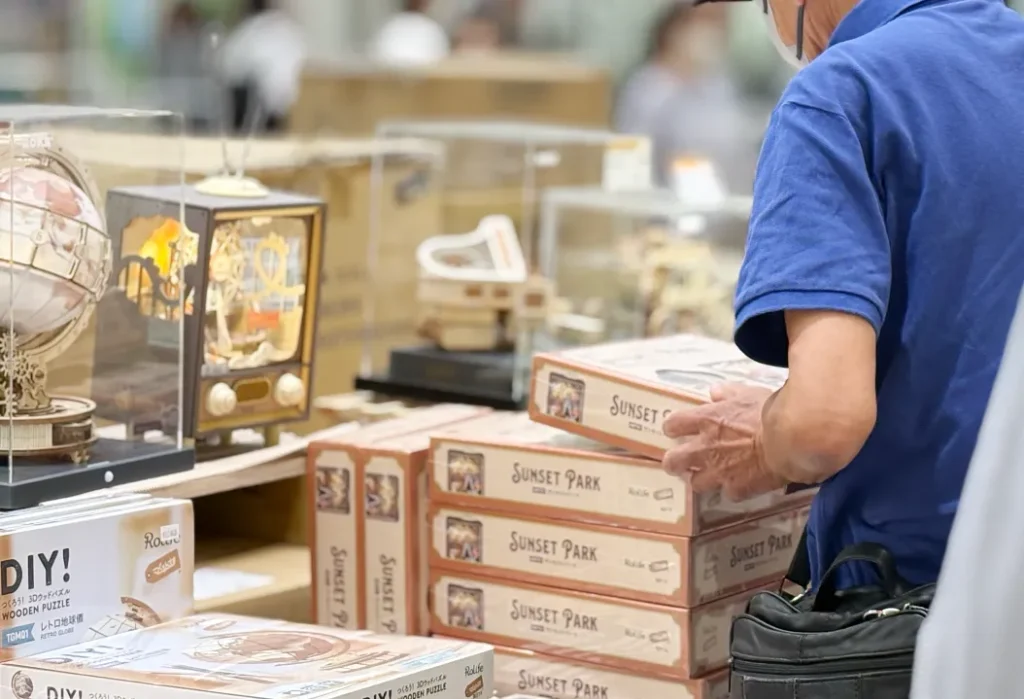 article112 つくるんです大宮催事 商品を手に取るお客様